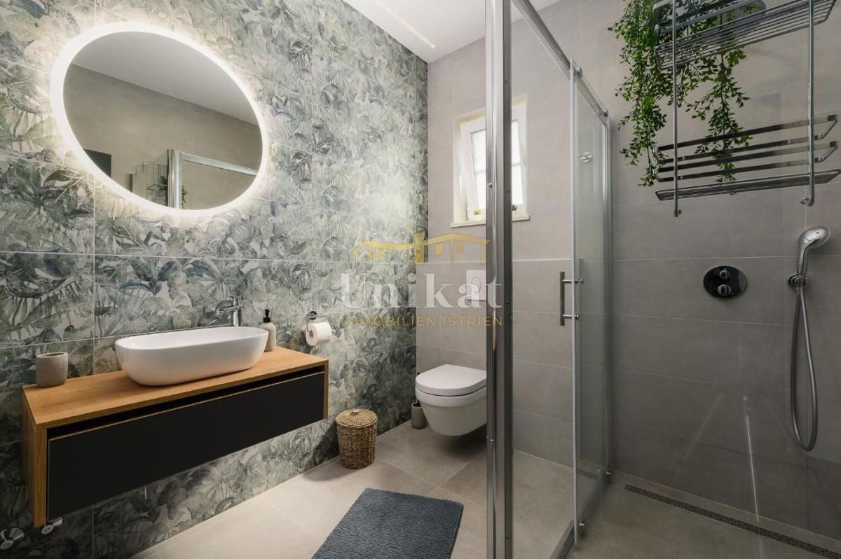 Vila z dvema stanovanjski enotama - pogled na morje